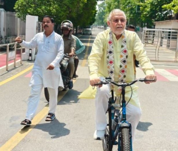 सीएम योगी की प्रेरणा से ईंधन बचत अभियान को मिली नई रफ्तार, साइकिल से विधानसभा पहुंचे वित्त मंत्री