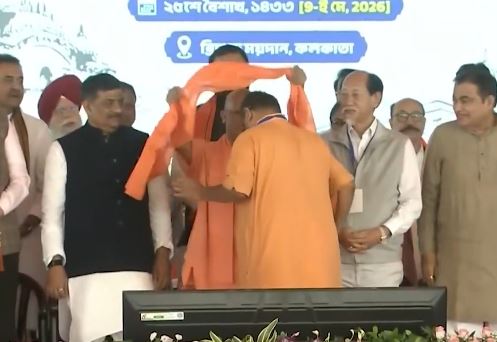 सीएम योगी ने बंगाल के नए मुख्यमंत्री को भगवा अंगवस्त्र पहनाया