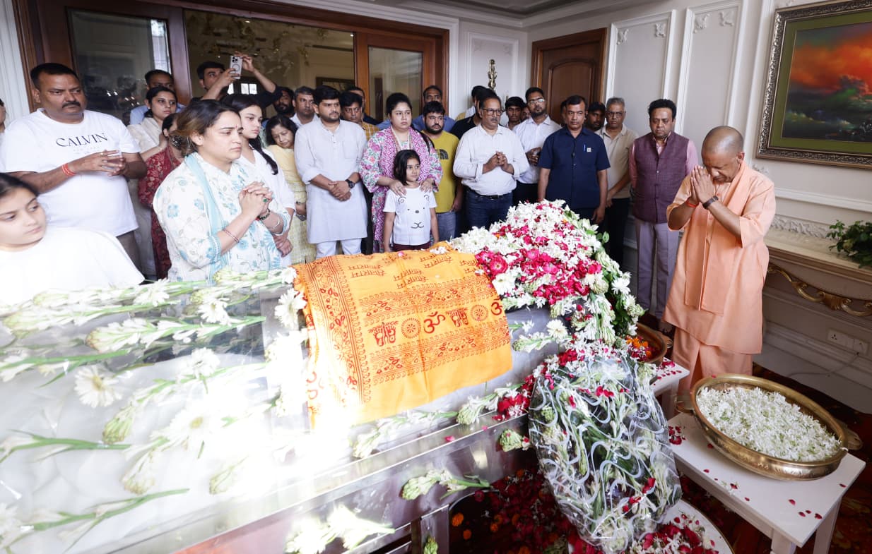 अपर्णा यादव के घर पहुंचे मुख्यमंत्री, प्रतीक के निधन पर जताया शोक