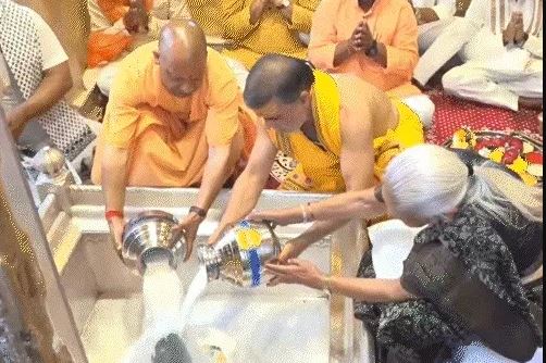 राज्यपाल व मुख्यमंत्री ने किए बाबा विश्वनाथ के दर्शन-पूजन