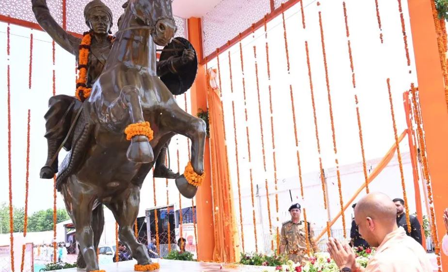 मुख्यमंत्री ने किया वीरांगना झलकारी बाई की अश्वारोही प्रतिमा का अनावरण