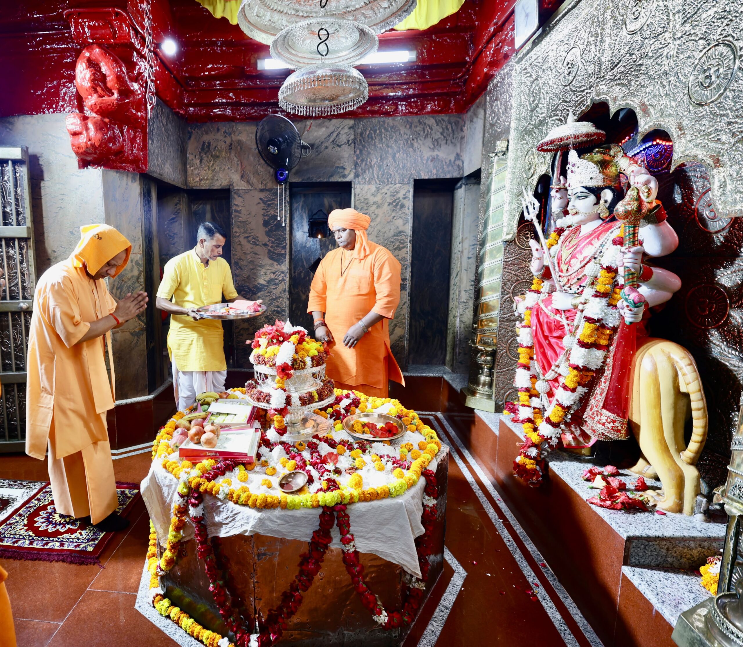 मुख्यमंत्री योगी आदित्यनाथ ने किए मां पाटेश्वरी के दर्शन