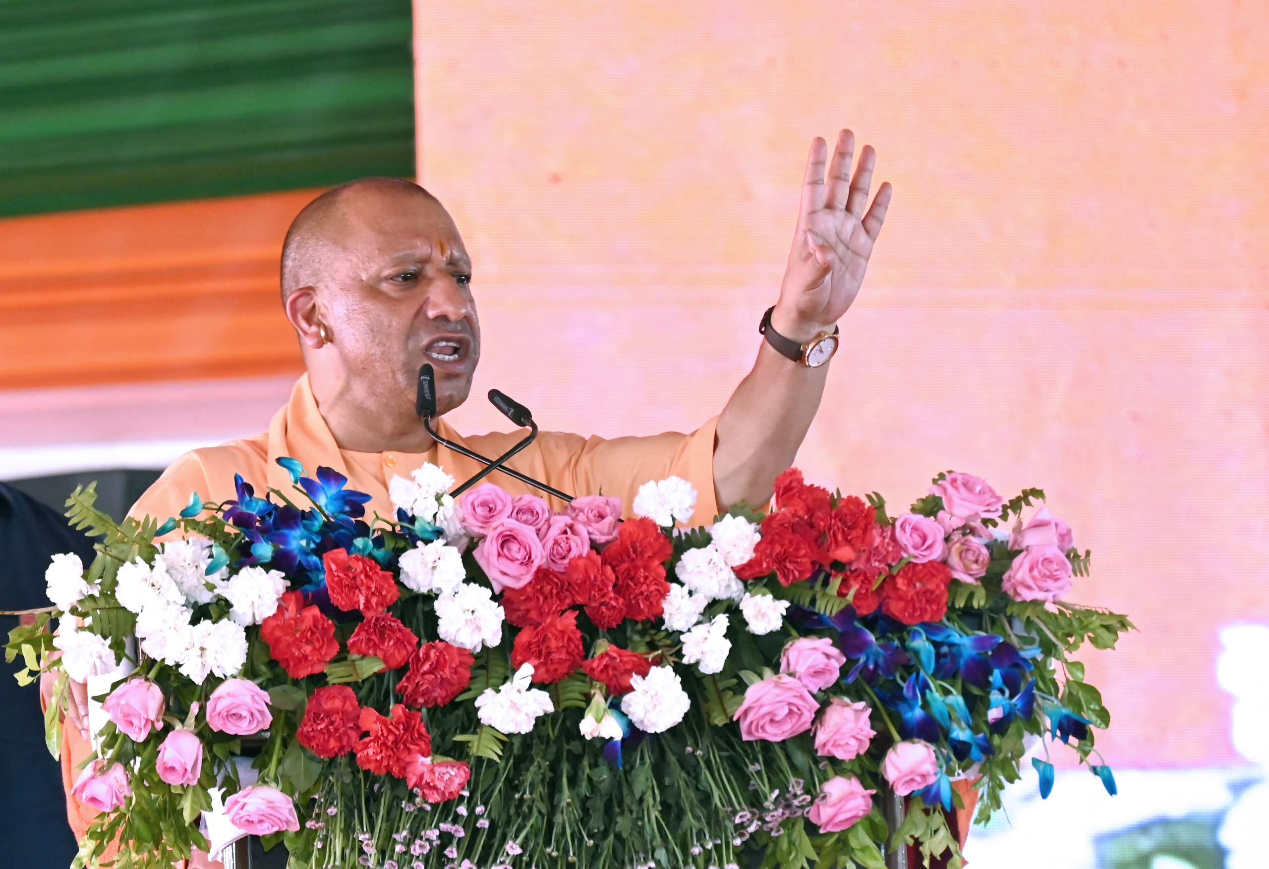 बदलते दौर में बढ़ी शिक्षकों की जिम्मेदारी, छात्रों को सोशल मीडिया के दुष्प्रचार से बचने का तरीका सिखाना होगा: सीएम योगी